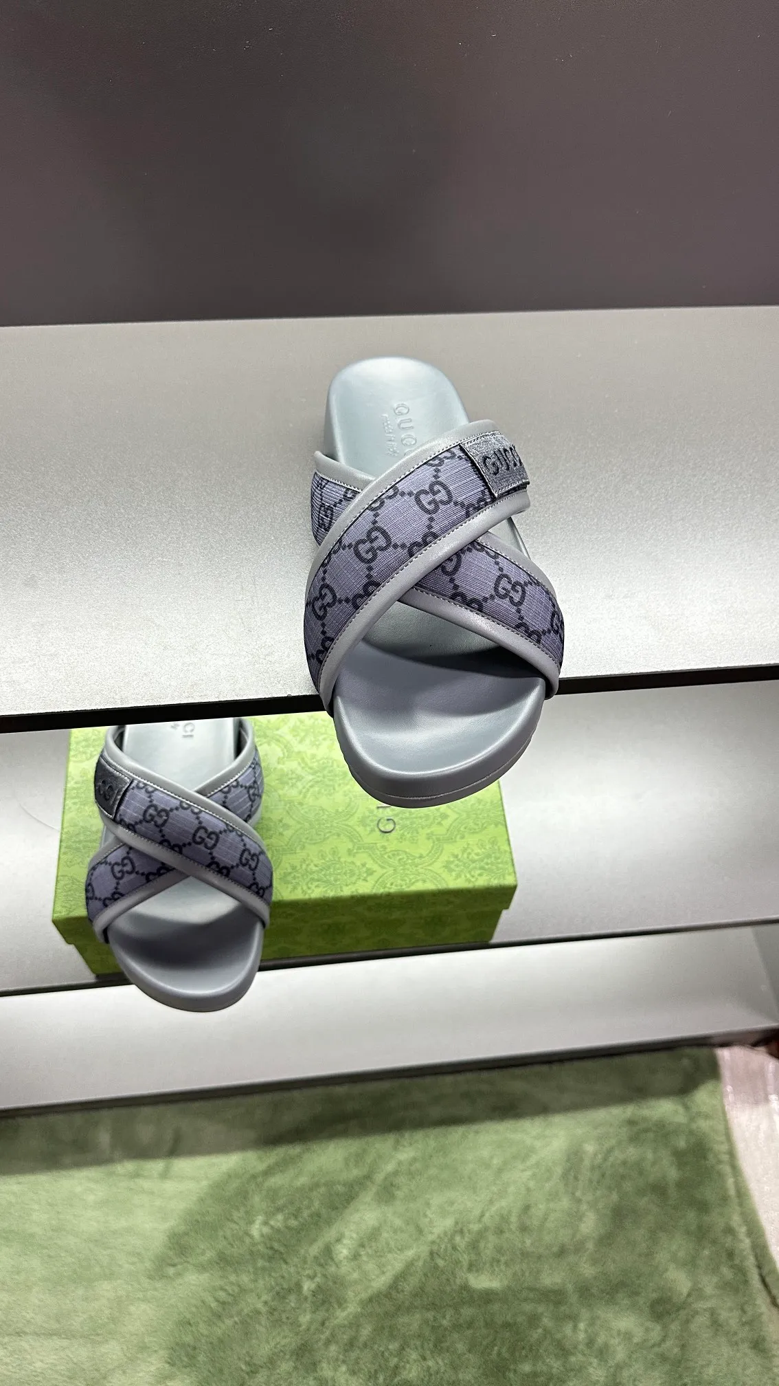 [G Family Couple Style] P: 300💰Female size 36~40 Men's size 39~45, (46. Custom-made Unisex GG slippers This slipper is made of GG polyester fiber and is decorated with a Gucci label on the front, adding a striking logo feel to the style. Beige GG recycled polyester fiber Unisex leather trim "Gucci Made in Italy" embroidered label Rubber sole Flat Made in Italy